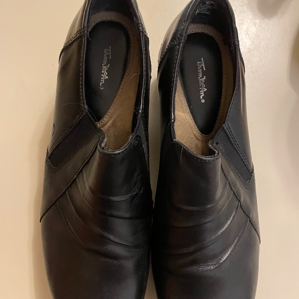 Women’s 10 medium Tom McAn  black shoes